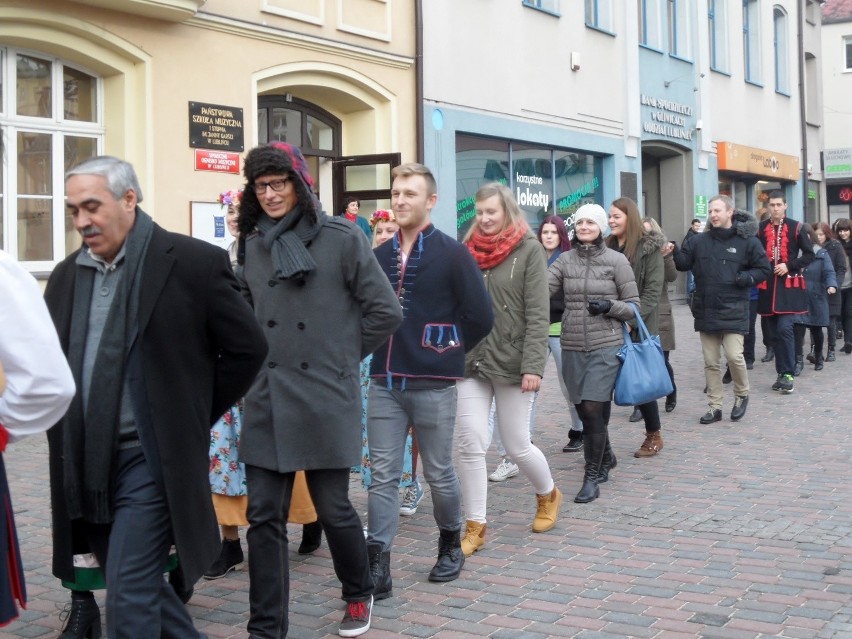 Ok. 200 osób tańczyło poloneza na rynku w Lublińcu