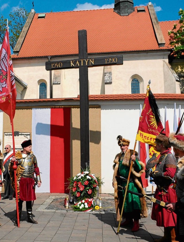 Pod Krzyżem Katyńskim kwiaty złożyły m.in. grupy rekonstrukcyjne
