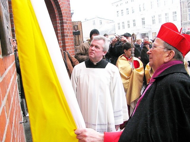 Przy okazji konsekracji &#8220;małego kościoła&#8221; ksiądz Prymas Henryk Muszyński odsłonił także dwie tablice pamiątkowe