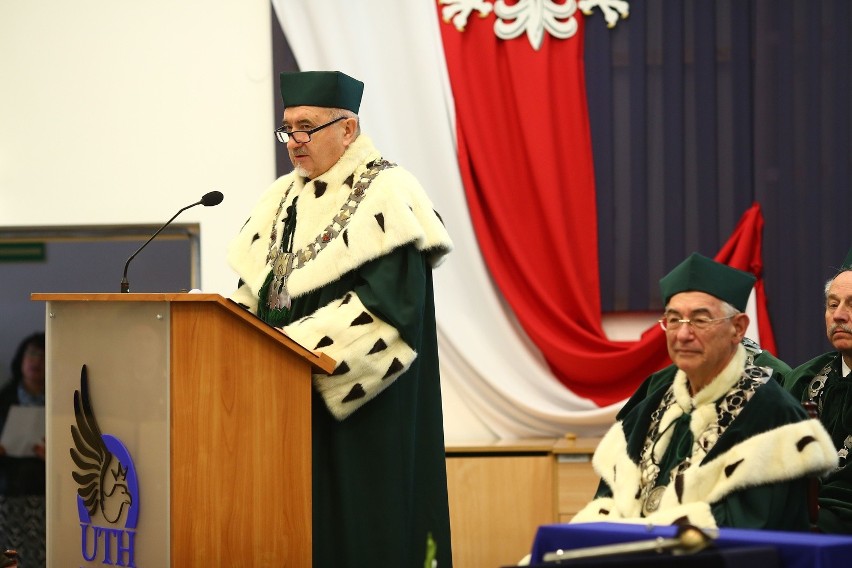 Rektor uczelni prof. Zbigniew Łukasik nie krył dumy i...