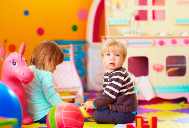 Małe dzieci są szczególnie zagrożone rozmaitymi wypadkami w związku ze słabą jakością zabawek.