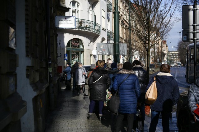 Do punktów sprzedaży biletów w Krakowie ustawiają się obecnie długie kolejki. W MPK przekonują, że w wielu przypadkach lepiej i znacznie szybciej można skorzystać z automatów komunikacji miejskiej albo załatwić sprawę przez internet.