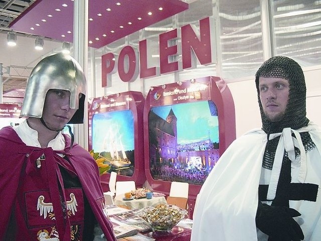 Czego nie robi się dla turystów. W 600. rocznicę bitwy pod Grunwaldem krzyżak prowadzi się pod ramię z polskim rycerzem. gdyby to widział Zbyszko z Bogdańca...