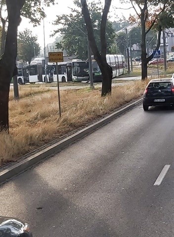 Kolizja autobusu z tramwajem na rondzie Gierosa w Szczecinie