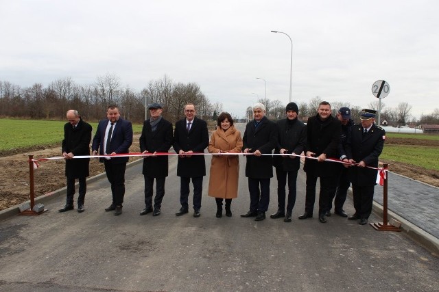 Tym razem oficjele przecięli wstęgę przy ulicy Apoznańskich. Droga zyskała sięgacze oraz niezbędną infrastrukturę, oświetlenie, kanalizację burzową i sanitarną.