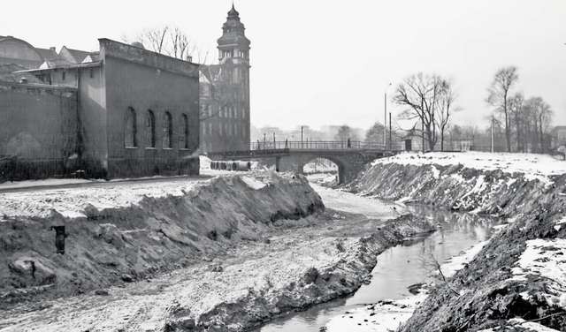 Zima 1970/71 roku. Trwają prace przygotowawcze do zasypania odcinka Starego Kanału między drugą i trzecią śluzą. Po lewej widać fabrykę rowerów, a za nią gmach ówczesnego Technikum Mechaniczno-Elektrycznego.