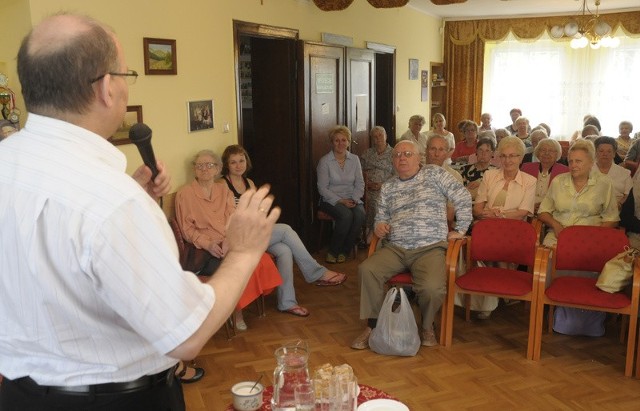 Goście z zainteresowaniem słuchali wykładu o muzykoterapii