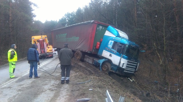 Tir wpadł do rowu w Śrubarni na drodze z Klucz do Ogrodzieńca