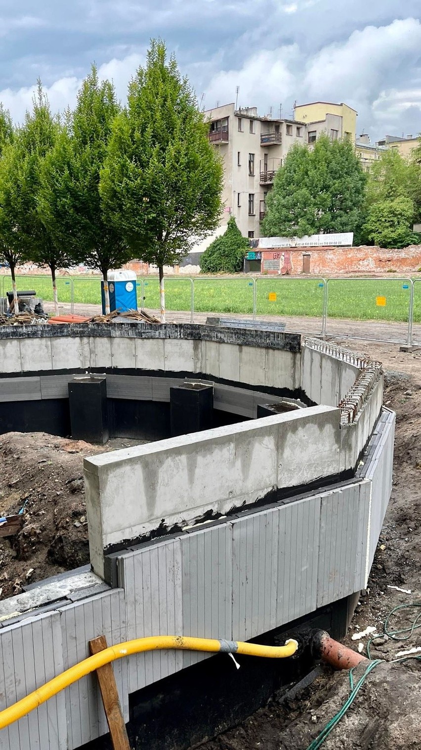 Kraków. Park przy Karmelickiej, a obok powstaje informatorium biblioteki wojewódzkiej