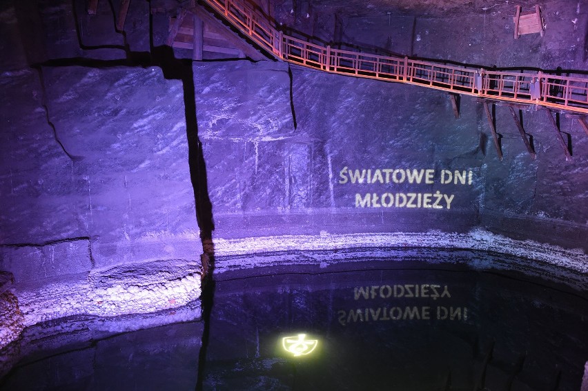 Pokaz logo ŚDM w jeziorze solankowym w kopalni soli.