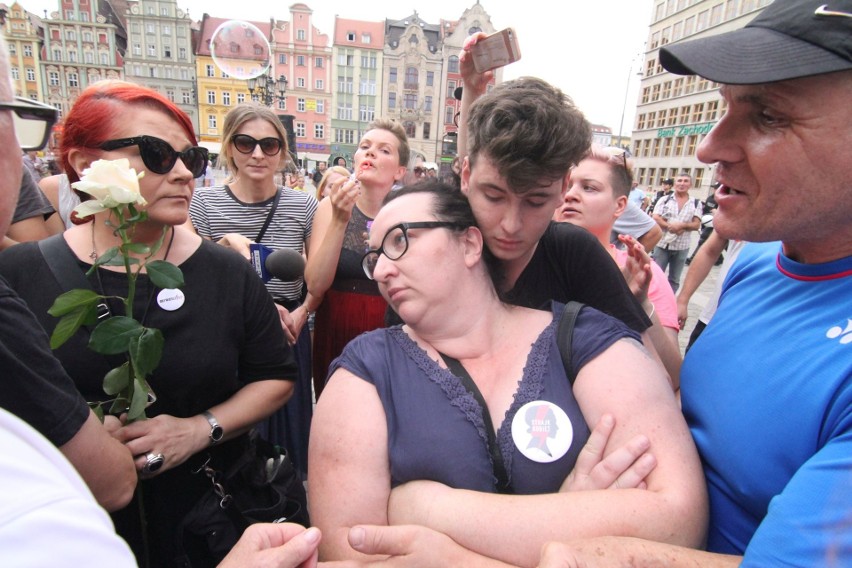 Przepychanki w Rynku. Promocja książki Międlara i kontrmanifestacja Lempart. Do tego atak z pistoletem na wodę [ZDJĘCIA]