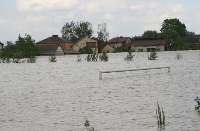 Tak podczas tegorocznej powodzi wyglądało boisko występującego w klasie A zespołu Sokoła Sokolniki...