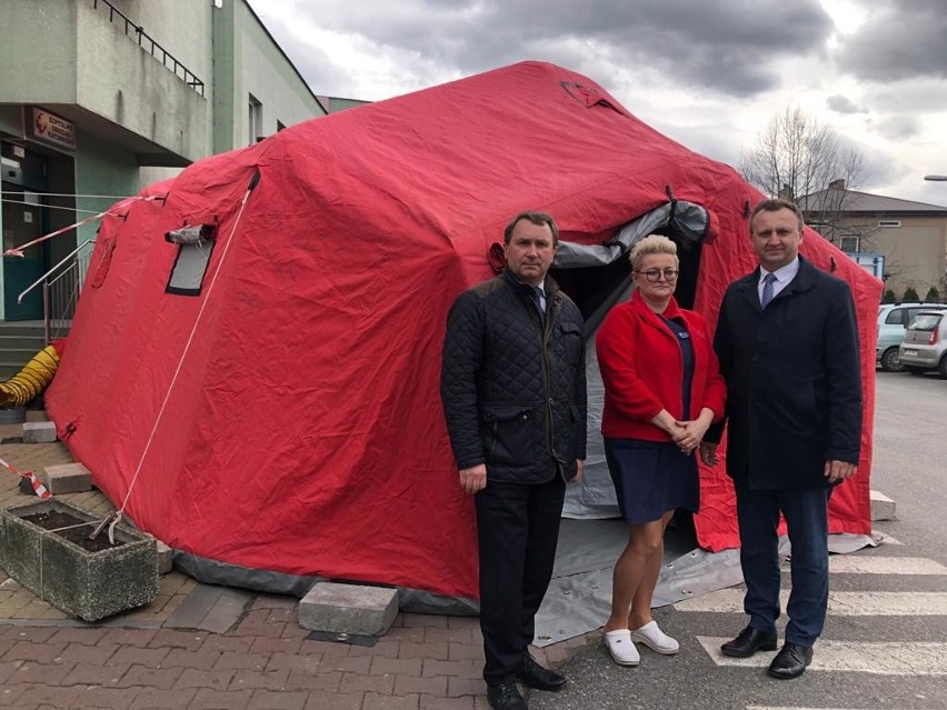 Przed szpitalem w Sandomierzu stanął namiot - to dodatkowa izba przyjęć. W obawie przed koronawirusem 