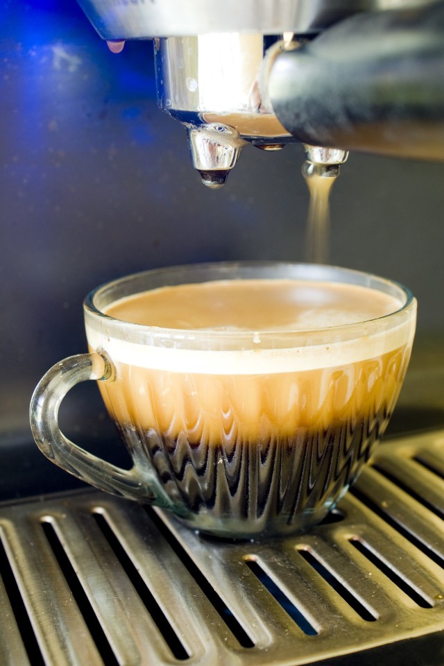 Ekspres do parzenia kawyWybierając urządzenie do parzenia kawy, warto w pierwszej kolejności zastanowić się, jakie mamy wobec niego wymagania.