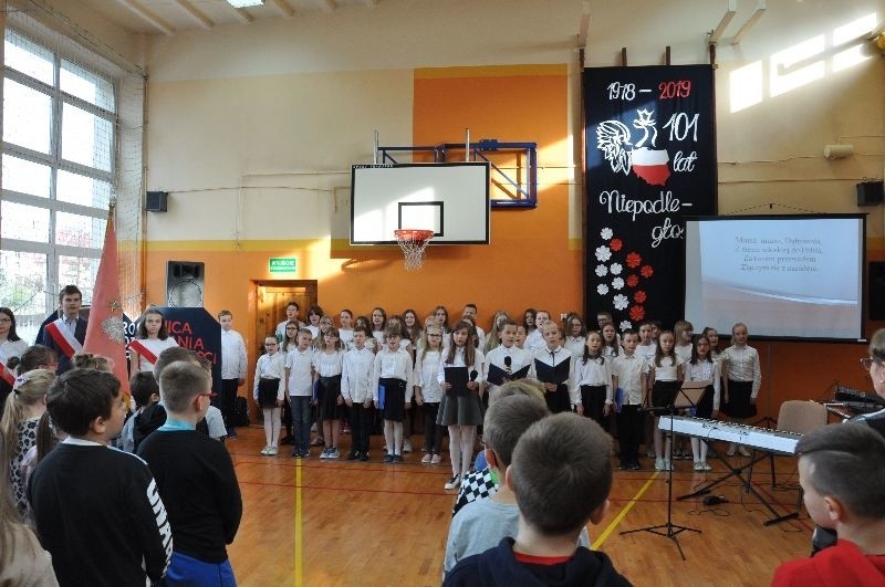 Przedszkole Publiczne w Opatowie śpiewało hymn [ZDJĘCIA]