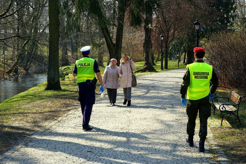 Koszalin w czasie koronawirusa stale pod nadzorem służb: policji, straży miejskiej, żandarmerii ZDJĘCIA