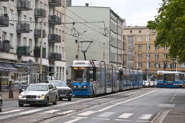 Pasażer MPK Wrocław przewrócił się w tramwaju, udzielana jest mu pomoc medyczna. Zdjęcie ilustracyjne.