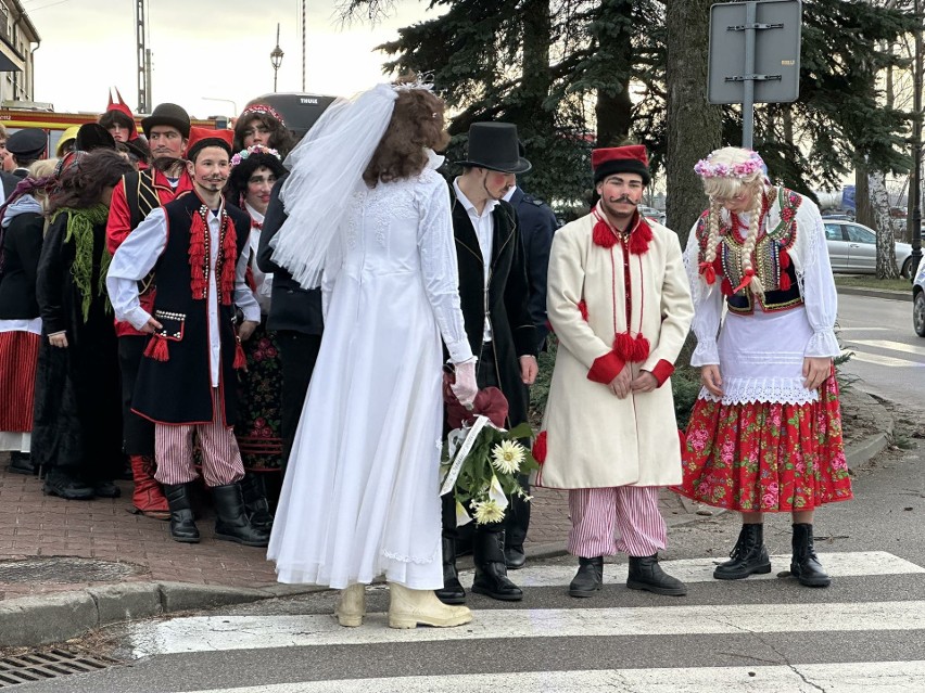 Coroczne Ścięcie Śmierci w Jedlińsku. Tradycyjne kusaki i towarzyszące im atrakcje przyciągnęły tłumy ludzi. Zobaczcie zdjęcia