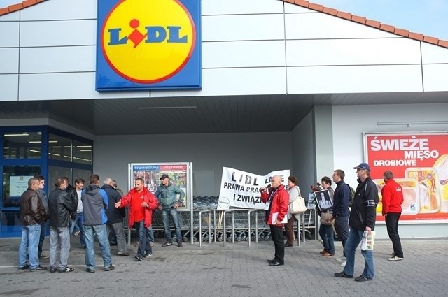 Protest przed sklepem Lidl w Katowicach