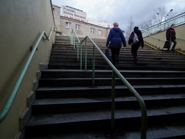 Od 6 lat trwa wymiana pism z władzami miasta w sprawie wybudowania ramp przy zejściach do tuneli na Śródce