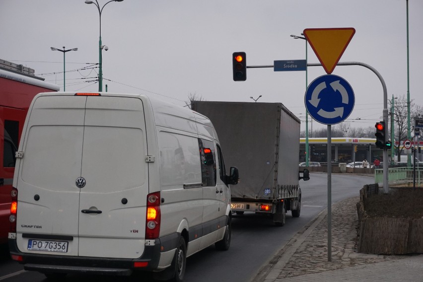 zapala się zielone, a w pierwszym wozie pod sygnalizacją...