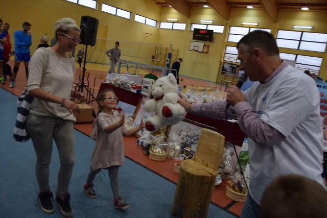 Wylicytowany pluszak trafia do dziewczynki, pieniądze na leczenie Mariusza