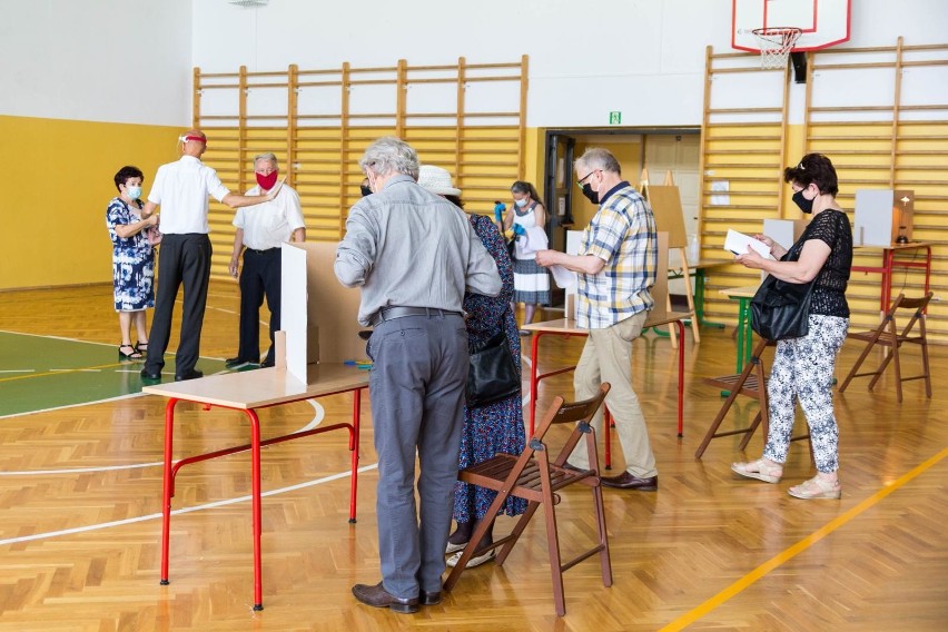 Wybory prezydenckie 2020. Zmniejsza się różnica między Andrzejem Dudą i Rafałem Trzaskowskim