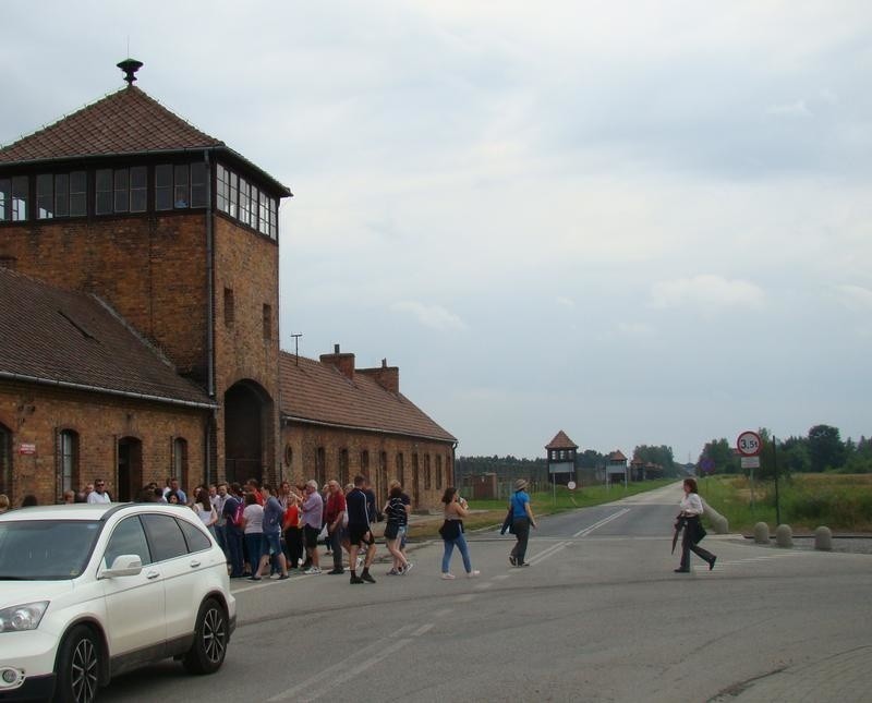 Powiat oświęcimski. Będzie nowa droga w Brzezince. Odsuną ruch samochodowy od Bramy Śmierci byłego obozu Auschwitz II - Birkenau[ZDJĘCIA]