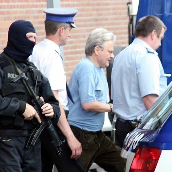 Zygmunt Nizioł odmówił składania wyjaśnień i po krótkiej wizycie w prokuraturze, odwieziony został do aresztu. 