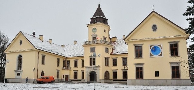 Zamek Dzikowski w Tarnobrzegu odzyskuje swój dawny blask głównie dzięki pieniądzom z Unii Europejskiej.