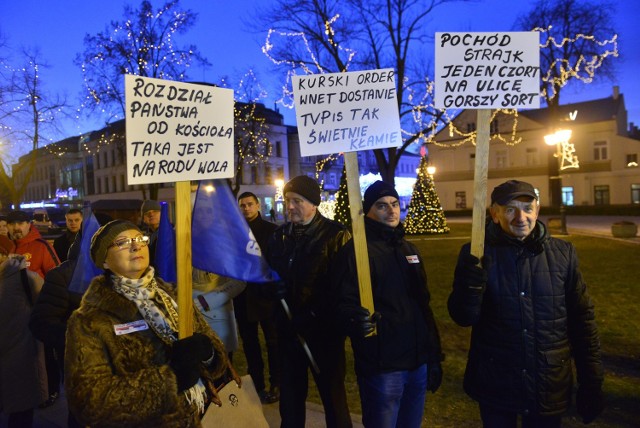 Mieszkańcy Radomia i regionu wzięli udział w „Strajku obywatelskim”. W 35. rocznicę wprowadzenia w Polsce stanu wojennego spotkali się na placu przed radomskim magistratem, żeby wyrazić sprzeciw wobec rządów Prawa i Sprawiedliwości.