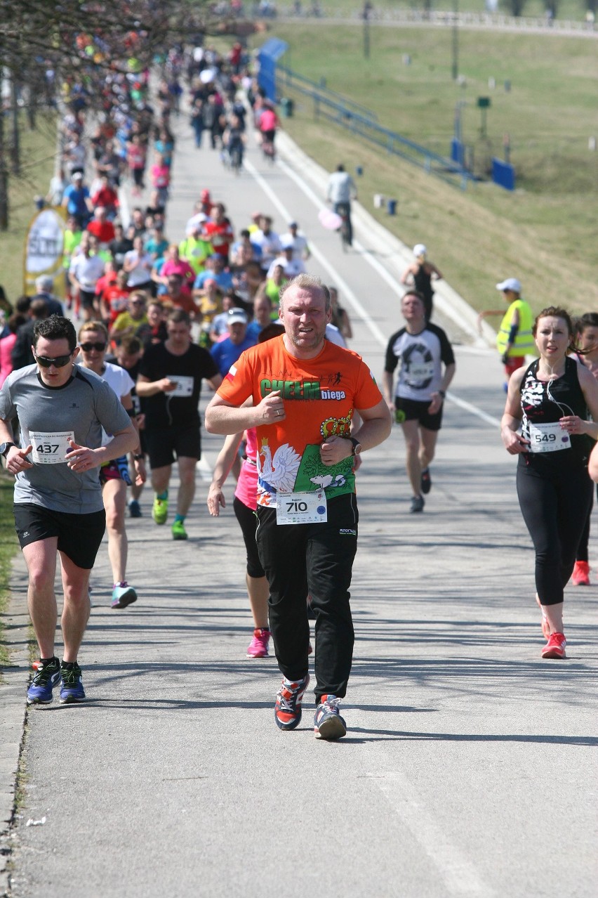 Biegli w niedzielę nad Zalewem Zemborzyckiem. To ostatni bieg z cyklu "Cztery Dychy do Maratonu" [DUŻO ZDJĘĆ]