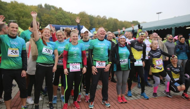 16.10.2021. VI Sztafetowy Maraton Miast i Gmin w Radzionkowie.  Zobacz kolejne zdjęcia. Przesuwaj zdjęcia w prawo - naciśnij strzałkę lub przycisk NASTĘPNE