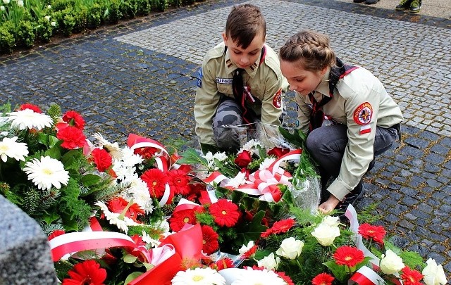 Tak świętowano 3 Maja w Białogardzie. Zapraszamy do oglądania galerii zdjęć. Zobacz także: Koszalin: Jarmark "Tęczowe Jarmarki" w Koszalinie