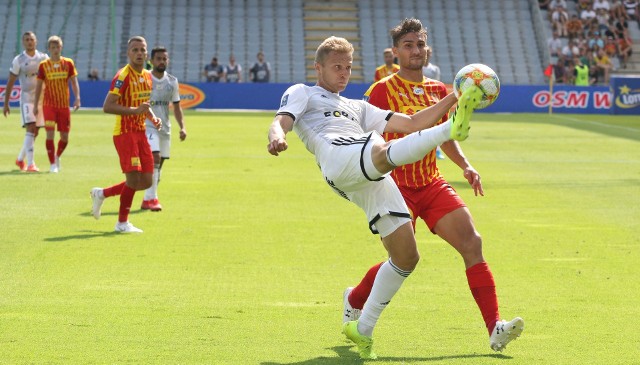 Korona Kielce w 2. kolejce PKO Ekstraklasy przegrała na Suzuki Arenie z Legią Warszawa 1:2. Jedynego gola strzelił Michal Papadopulos. Kto zagrał najlepiej? Kto najbardziej rozczarował? oceniamy piłkarzy Korony za mecz z Legią.