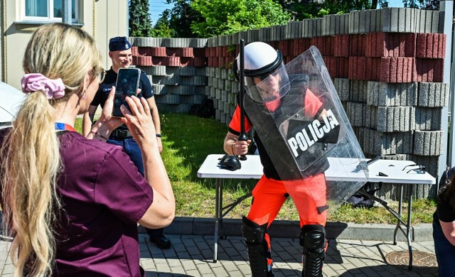 W czasie drzwi otwartych w Komendzie Miejskiej Policji w Bydgoszczy uczniowie i studenci mogli poznać zawód policjanta i dowiedzieć się, jak na co dzień wygląda praca funkcjonariuszy.