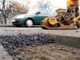 Na cichy asfalt w Łodzi poczekamy... Jest droższy o 10 procent a tłumi hałas o 8 decybeli