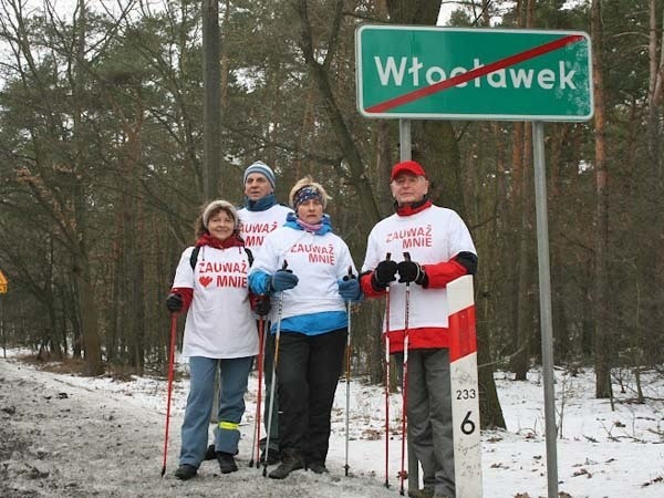 Jadwiga Grochowalska (w środku) po drodze z Częstochowy do Grudziądza odwiedziła kilka miast. Jeden z etapów wiódł przez Włocławek.