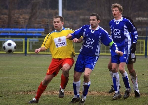 Zespoły z Leżąjska (żółte koszulki) i Ropczyc (na niebiesko) bardzo chciały dobrze zacząć piłkarską wiosnę. Sztuka ta udała się gościom.