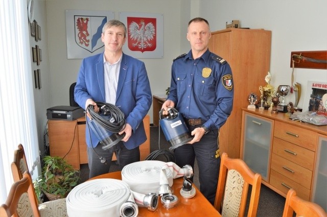 Z lewej Jacek Fabisiak z wydziału zarządzania kryzysowego i Wiesław Dubij, komendant stargardzkiej straży miejskiej.
