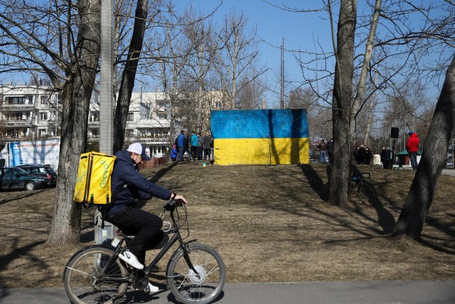 Cokół po figurze sowieckiego marszałka ma teraz barwy Ukrainy