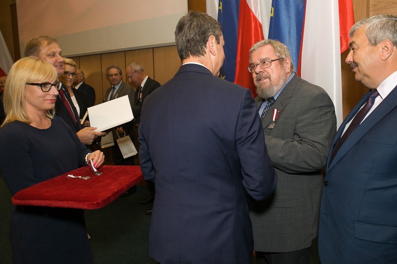 Andrzej Halicki w Białymstoku wręczył medale zasłużonym dla samorządu (zdjęcia)
