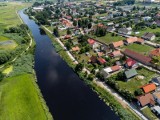  Nad rzeką w Tykocinie powstają "bulwary". Inwestycję skrytykowało część mieszkańców i przyjezdnych. "Betonoza" (ZDJĘCIA)