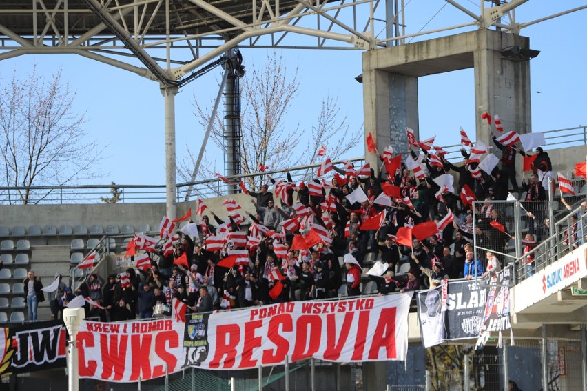 Kibice Resovii wspierali swój zespół dopingiem w meczu z Koroną Kielce na Suzuki Arenie. Zobaczcie zdjęcia fanów Resovii
