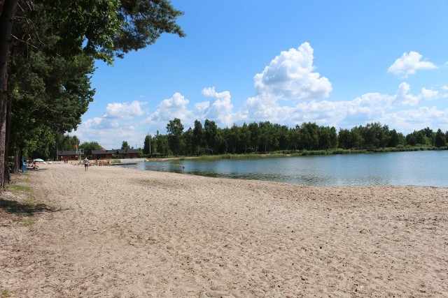 - Nie trzeba daleko wyjeżdżać, żeby odpocząć - przekonują władze Gorzyc w powiecie tarnobrzeskim. Zapraszają mieszkańców regionu do odwiedzania gminy. Swoje miejsce znajdą tu spragnieni wypoczynku nad wodą oraz zwolennicy aktywnego spędzania czasu.Zobacz więcej na kolejnych slajdach>>>