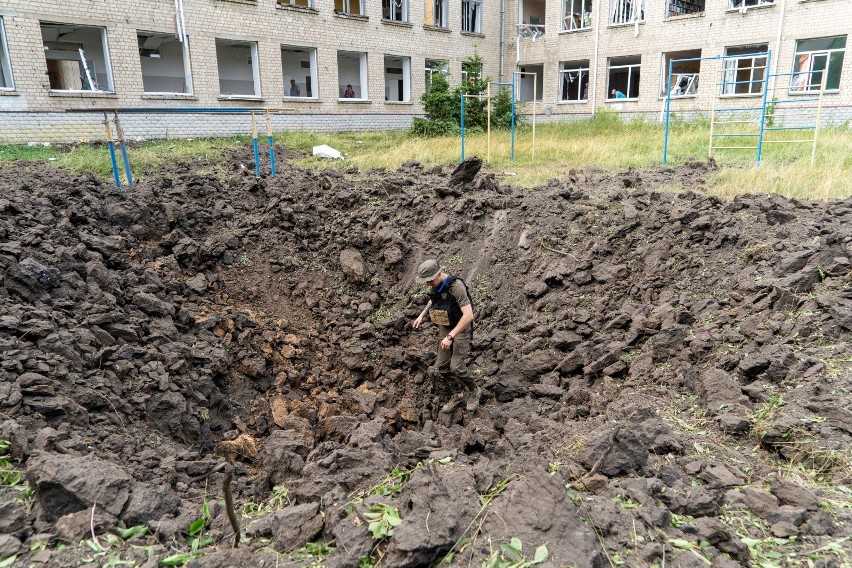 Zniszczony po rosyjskim ostrzale budynek internatu dla...