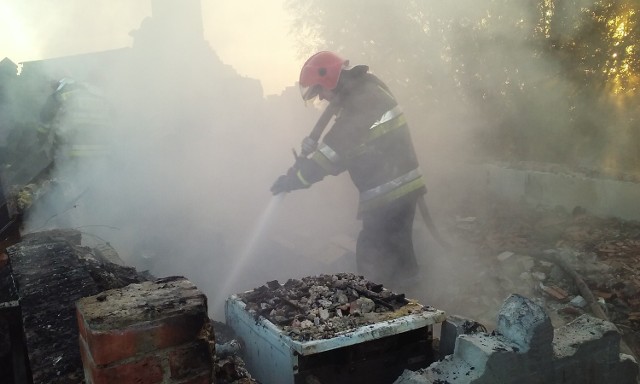 O 2.30 w nocy z czwartku na piątek strażacy otrzymali zgłoszenie o pożarze domu w Kowalewiczkach w gminie Darłowo.