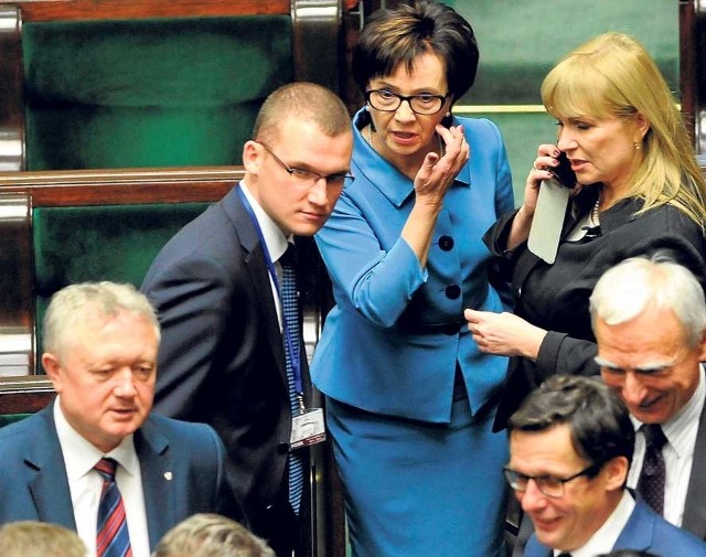 Jedną z głównych ról na sali plenarnej w Sejmie odgrywał wczoraj młody koszaliński poseł PiS Paweł Szefernaker (z tyłu, od lewej)
