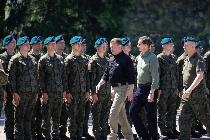 Premier i szef MON przywitali się też z żołnierzami i...
