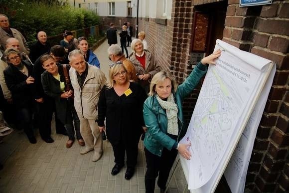 Mieszkańcy protestujący pod siedzibą rady osiedla Niebuszewo - Bolinko po wprowadzeniu zmian komunikacyjnych na Niebuszewie.